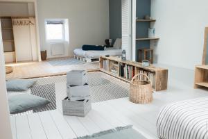 a living room with a bed and a table at Loft avec filet d'habitation suspendu géant proche mer in Bouin