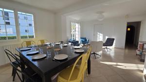 ein Esszimmer mit einem Tisch und Stühlen in einem Raum in der Unterkunft gîte house in Vallet in Vallet