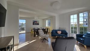 ein Wohnzimmer mit einem blauen Sofa und einem Tisch in der Unterkunft gîte house in Vallet in Vallet