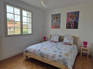 ein Schlafzimmer mit einem Bett und einige Bilder an der Wand in der Unterkunft gîte house in Vallet in Vallet