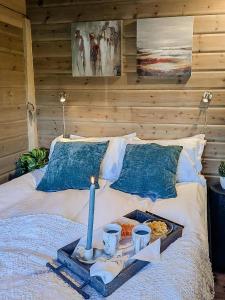 Ένα ή περισσότερα κρεβάτια σε δωμάτιο στο Modern Hand-Crafted Log Cabin +10 φωτογραφίες