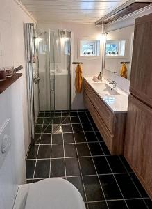 Ένα μπάνιο στο Modern Hand-Crafted Log Cabin