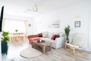 ein Wohnzimmer mit Sofa und Tisch in der Unterkunft Coastal 4-Bed Family Retreat in Sandbanks in Sandbanks