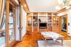 een eetkamer met een tafel en een tv bij Vroni Ferienwohnung - Hochzoll in Friedberg