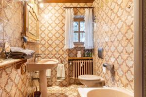 een badkamer met wastafel en toilet bij Vroni Ferienwohnung - Hochzoll in Friedberg +33 foto's