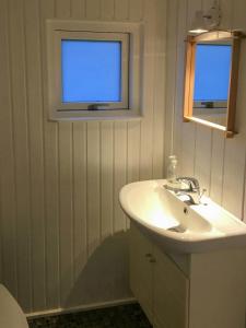 Un baño con lavabo y ventana. en Family-Friendly Holiday Home Near Hasmark Beach, en Kristiansminde