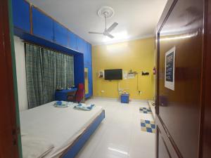 een ziekenhuiskamer met 2 bedden en een televisie bij Homestay - Serviced Apartment "ISH Atithya" with Modular Kitchen, various amenities and Complimentary Breakfast in Lucknow, IN in Lucknow