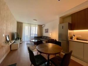 Μια τηλεόραση ή/και κέντρο ψυχαγωγίας στο 1BR Urban Hideaway at BW +18 φωτογραφίες