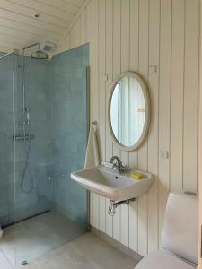 Ένα μπάνιο στο Modern And Idyllic Holiday Home With Forest Views +17 φωτογραφίες