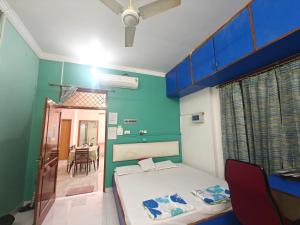 een kleine kamer met een bed en een eetkamer bij Homestay - Serviced Apartment "ISH Atithya" with Modular Kitchen, various amenities and Complimentary Breakfast in Lucknow, IN in Lucknow +152 foto's