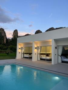 Bazén v ubytování วันทน่า พูลวิลล่า เนินมะปราง nebo v jeho okolí