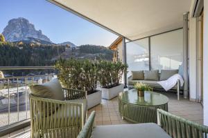 Un balcón con vista a la montaña en Marienstern Apartments, en Santa Cristina Valgardena