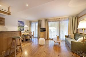 una sala de estar con un sofá y una mesa en Marienstern Apartments, en Santa Cristina Valgardena