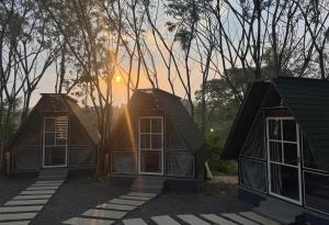 Východ nebo západ slunce při pohledu z hotelu nebo okolí