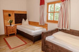 Giường trong phòng chung tại Dienbergerhof Ferienwohnung Tulpe