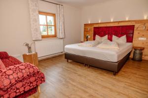 Giường trong phòng chung tại Dienbergerhof Ferienwohnung Tulpe