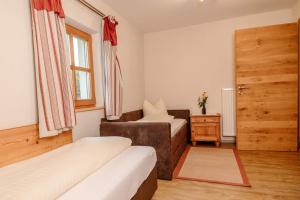 Giường trong phòng chung tại Dienbergerhof Ferienwohnung Tulpe