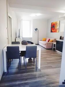 Χώρος καθιστικού στο Central beautiful flat a pochi passi dal lago