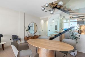 une salle à manger avec une table et des chaises et un escalier dans l'établissement Dúplex de Lujo Frente al Mar Terraza en Radazul, à Radazul 34 autres photos