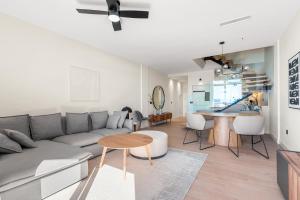 un salon avec un canapé et une table dans l'établissement Dúplex de Lujo Frente al Mar Terraza en Radazul, à Radazul