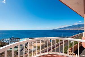 une vue sur l'océan depuis un balcon dans l'établissement Dúplex de Lujo Frente al Mar Terraza en Radazul, à Radazul