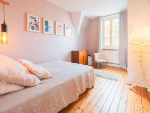 ein Schlafzimmer mit einem Bett und einem Fenster in der Unterkunft Appartement lumineux au centre-ville du Touquet - FR-1-821-28 in Le Touquet-Paris-Plage