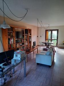 un salon avec un canapé et une table dans l'établissement La Casa de Ana, à San Rafael