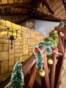 een kamer met kerstversiering op een houten balustrade bij Khaya Africa Guesthouse in Midrand