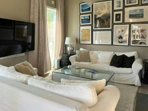 TV/trung tâm giải trí tại Charming School House From 1926 In Gunnarskog