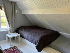 Giường trong phòng chung tại Charming School House From 1926 In Gunnarskog