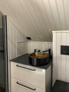 Nhà bếp/bếp nhỏ tại Charming School House From 1926 In Gunnarskog +5 ảnh