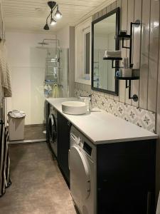 Nhà bếp/bếp nhỏ tại Charming School House From 1926 In Gunnarskog