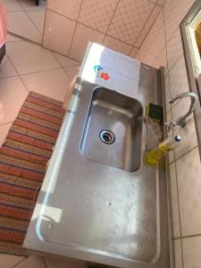 Casa acomoda 2 casal في غواراتينغيتا: حوض حديد قابل للصدأ في الحمام