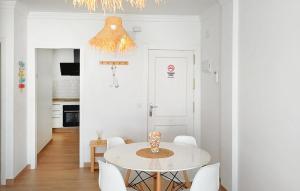 une salle à manger avec une table blanche et des chaises blanches dans l'établissement Amazing Apartment In Barbate With Wifi, à Barbate