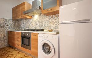 Η κουζίνα ή μικρή κουζίνα στο Amazing Apartment In Casal Velino With Wifi