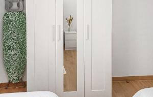 deux armoires blanches dans une chambre avec un lit dans l'établissement Amazing Apartment In Barbate With Wifi, à Barbate