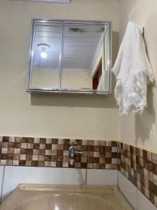 Casa acomoda 2 casal في غواراتينغيتا: حمام مع نافذة ومغسلة