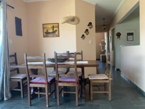 a dining room with a wooden table and chairs at Refúgio em Ubatuba - Perto de tudo in Ubatuba +13 photos