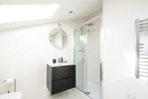 Ένα μπάνιο στο Luxury 4BR City Centre House - Free Parking +83 φωτογραφίες