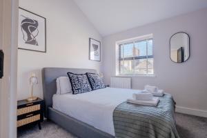 Ένα ή περισσότερα κρεβάτια σε δωμάτιο στο Luxury 4BR City Centre House - Free Parking