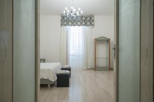 トラーニにあるSuite San Giorgioのベッドルーム1室(ベッド1台、鏡付)