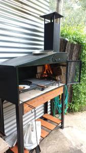 a desk with a grill with a fire in it at Kasty in Piriápolis