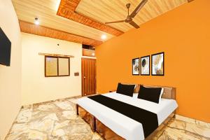 Postel nebo postele na pokoji v ubytování Hotel O Dwarka Hotel And Restaurant