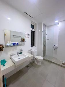 un bagno bianco con lavandino e WC di Cozy 3-Bedroom 2-6Pax Riverine Sapphire a Kuching