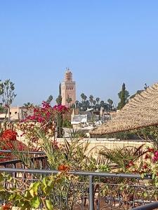 マラケシュにあるリヤド モードの時計塔を背景にした大きな建物