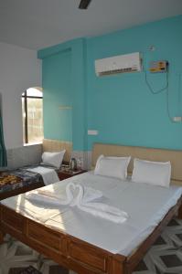 Postel nebo postele na pokoji v ubytování Aakarsh Hill View Hotel