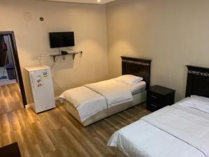 Ένα ή περισσότερα κρεβάτια σε δωμάτιο στο القصر السكرى للشقق المخدومة