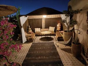マラケシュにあるリヤド モードの屋外パティオ(ソファ、テーブル付)