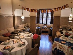 マラケシュにあるリヤド モードのテーブル2台とリビングルームが備わる客室です。