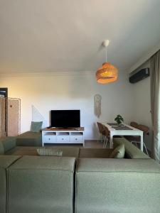 Μια τηλεόραση ή/και κέντρο ψυχαγωγίας στο Kıbrıs Girnede 1 yatak odalı Süper lüks havuzlu daire +6 φωτογραφίες